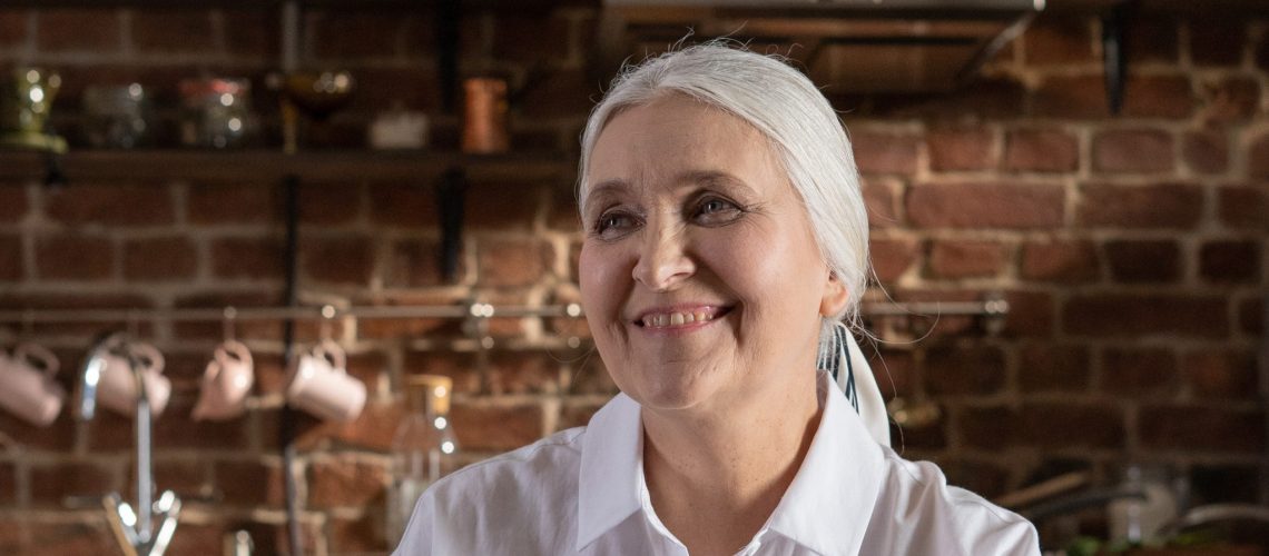 laechelnde Frau mit grauen Haaren lebt nach Slow Aging